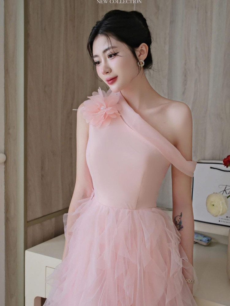 https://www.vayhoasim.vn/Đầm hồng lệch vai xòe tua rua KHAU - Size XL - HOXLK056