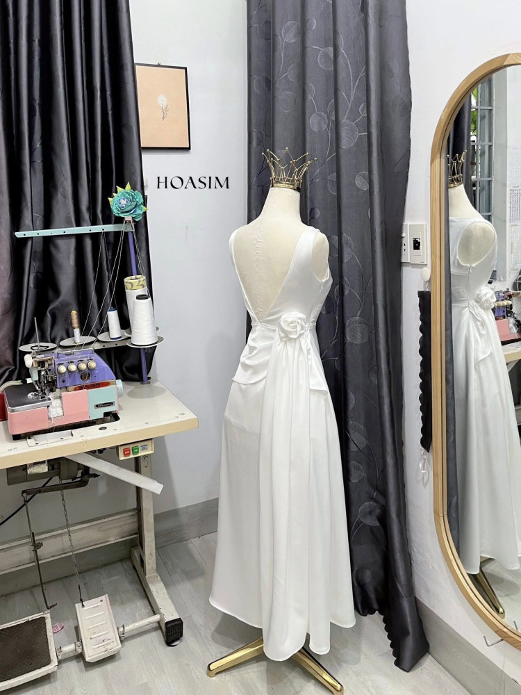 https://www.vayhoasim.vn/Đầm lụa queen xẻ lưng sâu HOASIM - Size S - Mã TRSHS146