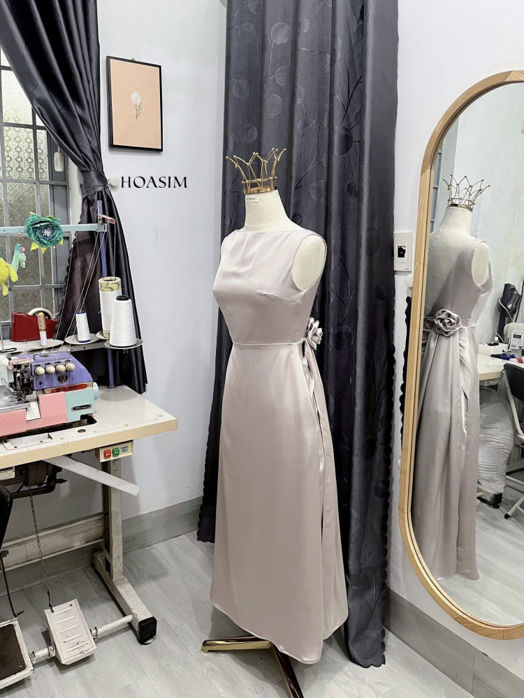 https://www.vayhoasim.vn/Đầm lụa queen màu ghi xẻ lưng sau HOASIM - Size S - Mã XASHS147