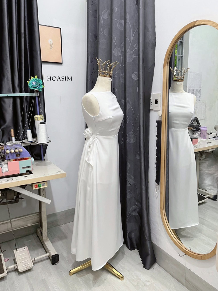 https://www.vayhoasim.vn/Đầm lụa queen xẻ lưng sâu HOASIM - Size S - Mã TRSHS146