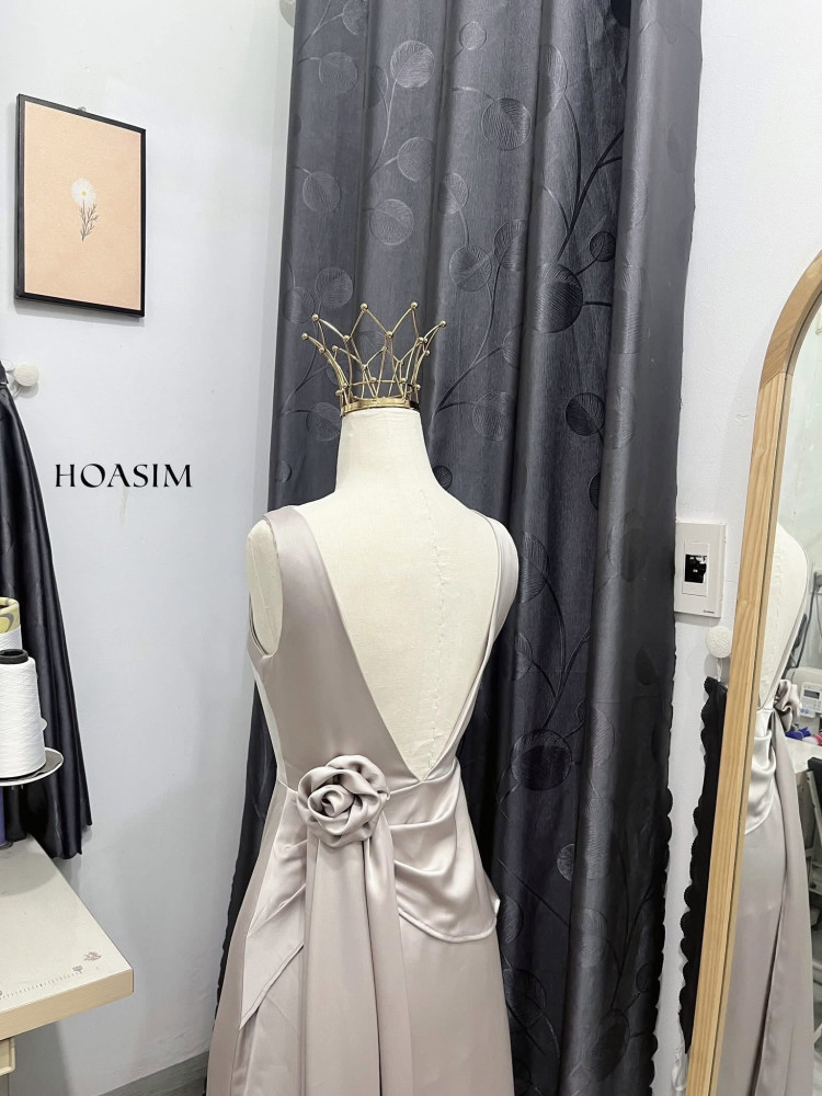 https://www.vayhoasim.vn/Đầm lụa queen màu ghi xẻ lưng sau HOASIM - Size S - Mã XASHS147