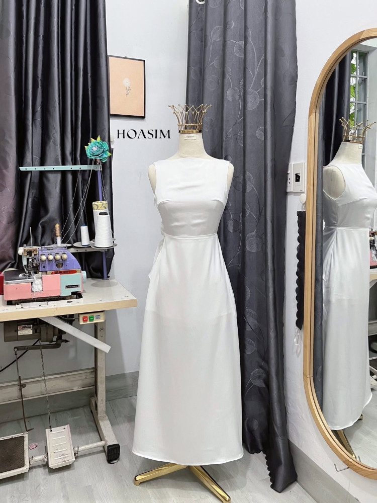 https://www.vayhoasim.vn/Đầm lụa queen xẻ lưng sâu HOASIM - Size S - Mã TRSHS146