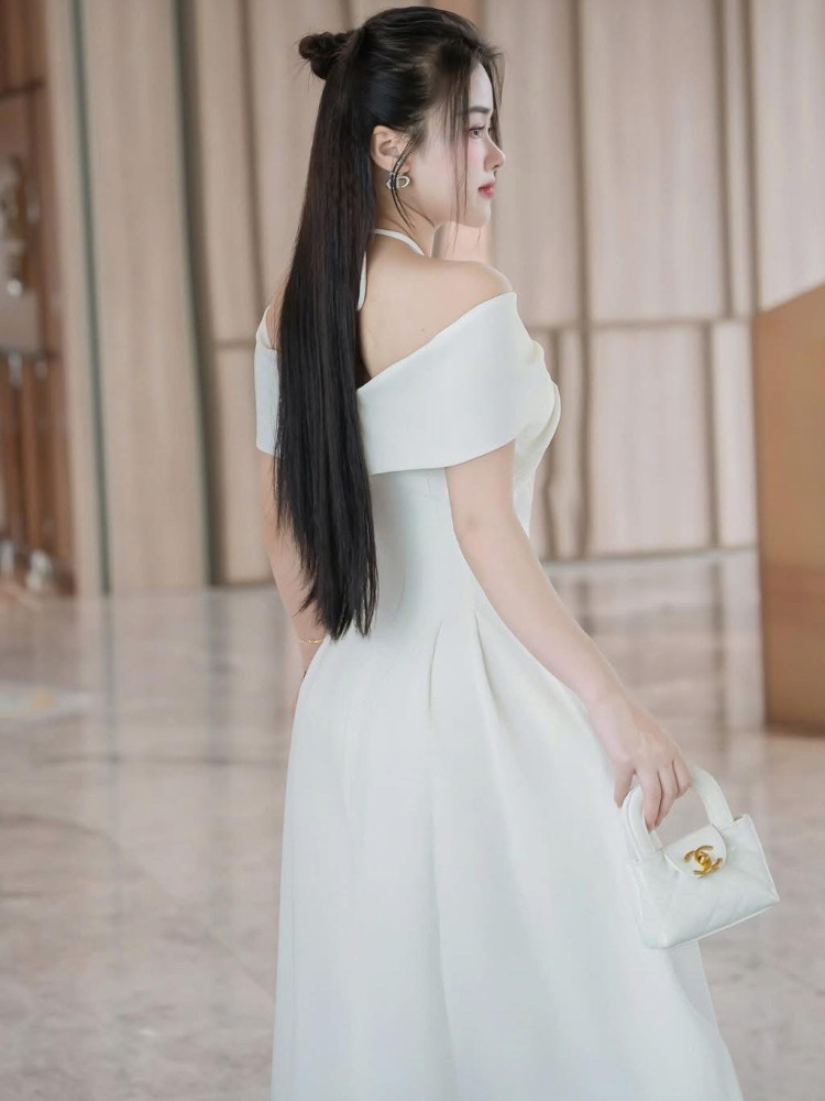 https://www.vayhoasim.vn/Đầm trễ vai dây cột cổ SHILLA - Size L - Mã TRLK048